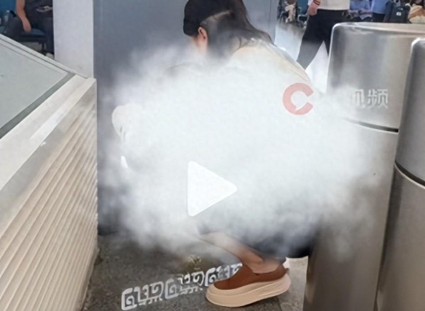 乐发 不尴尬吗？女子进店脱裤子就尿，商家：我服了，这是第二次了